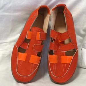 Size 7 women’s orange flats